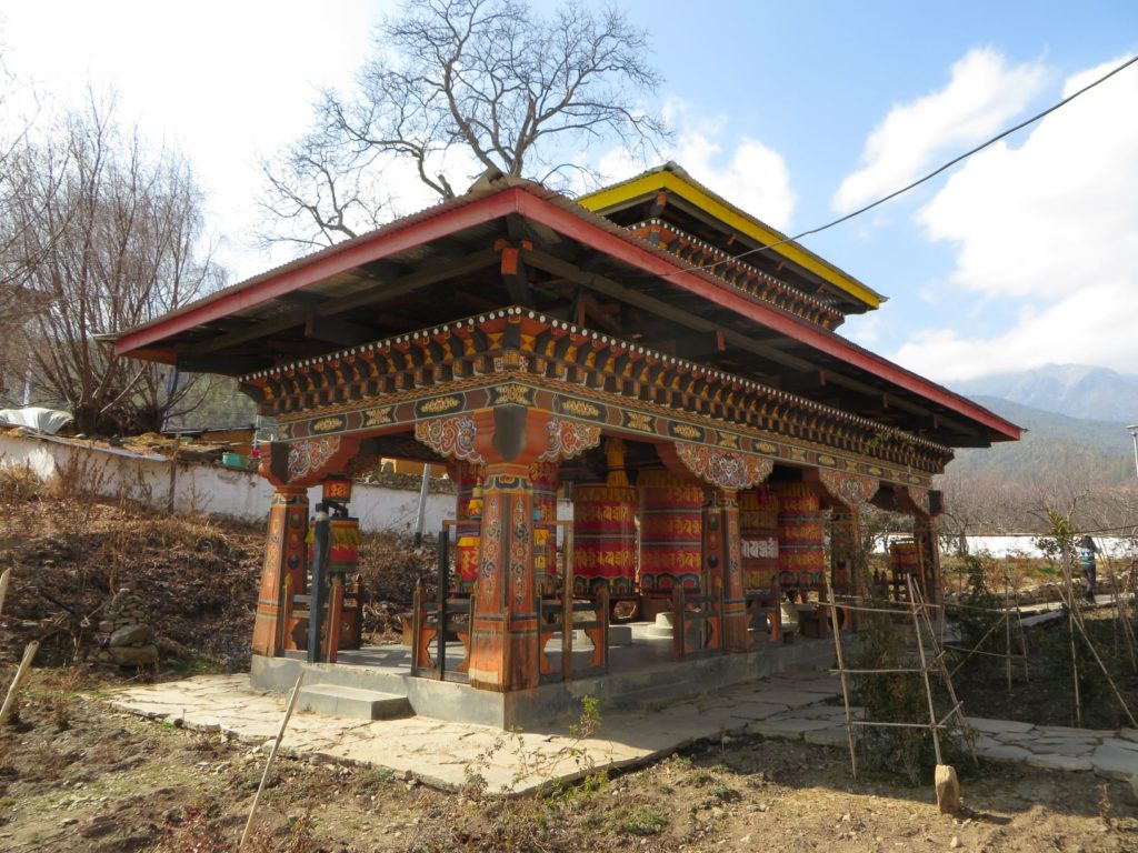 キチュ・ラカンのマニ車の小屋。人の身長より高いマニ車が５台。マニ車とは、お経が入った筒状のもので一回回すと一回お経を読んだと同じことになると信じられているそうです。