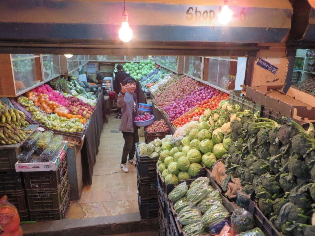 野菜を売る店の男の子